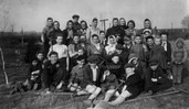 brigáda na výsadbu stromků v budoucím parku, r. 1949