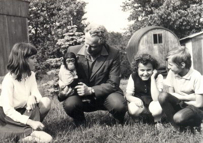 Druhý ředitel zoo pan Jaroslav Zdražil s mládětem šimpanze