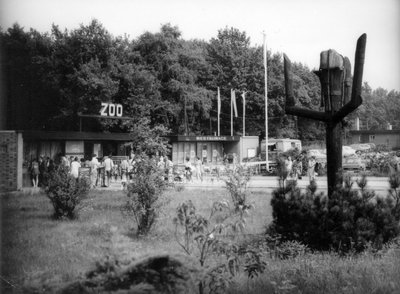 Vstup do zoo, místo původního zoo obchodu se suvenýry byla dříve restaurace „U Brány”