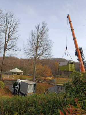 przenoszenie kontenera z wybiegu na samochód